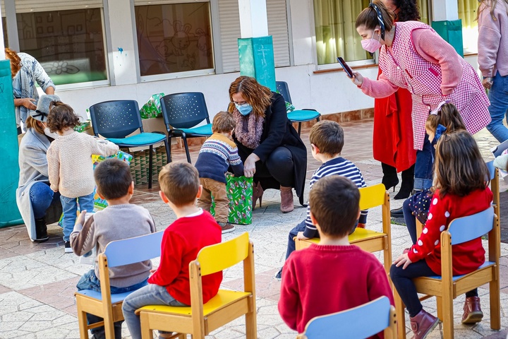 Isabel Franco reparte los regalos entre los menores del Hogar de la infancia de Cartagena