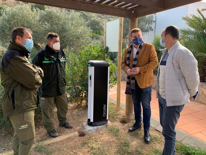 El Gobierno regional instala cargadores de vehículos eléctricos en los parques regionales para potenciar el uso de transportes más sostenibles y mejorar la protección de los espacios naturales