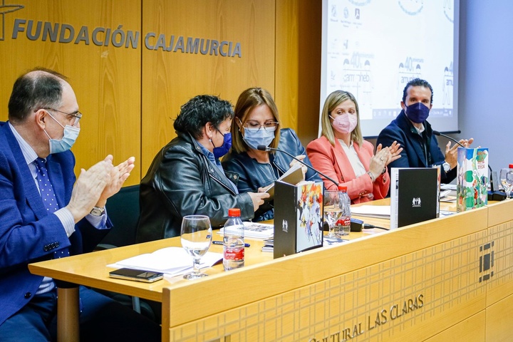 Isabel Franco participa en la presentación del libro '40+1 aniversario Amupheb'