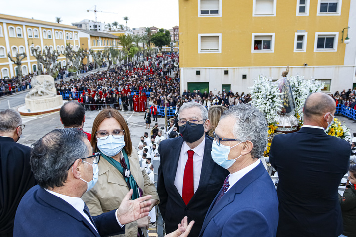 Los consejeros de Política Social y de Salud asisten a la salida de San Pedro Apóstol del Arsenal de Cartagena