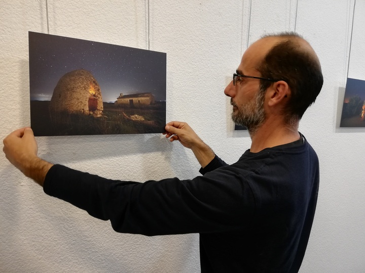 El Plan EXE muestra en Lorca el trabajo artístico y documental del fotógrafo Antonio Martínez sobre los cucos de Jumilla