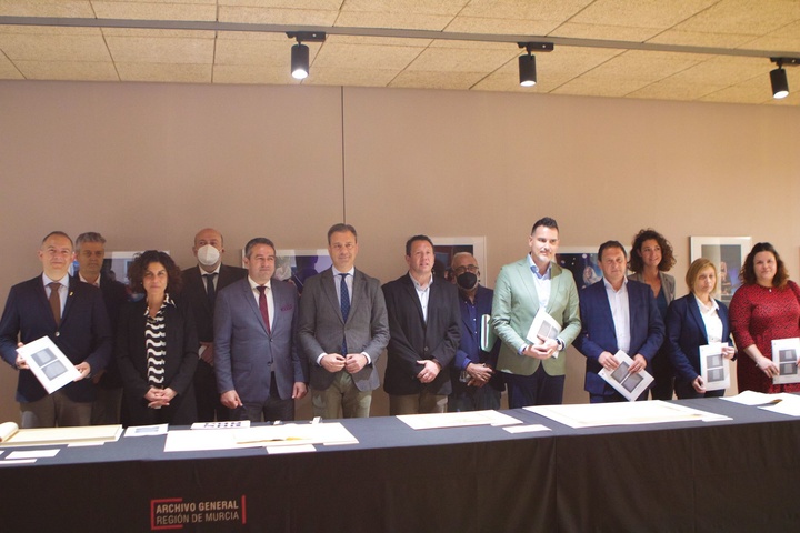 El consejero de Presidencia, Turismo, Cultura y Deportes, Marcos Ortuño, junto con los alcaldes, alcaldesa y concejales de los ayuntamientos cuyos documentos restaurados se han entregado hoy.