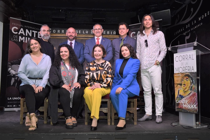 El director del Instituto de las Industrias Culturales y las Artes (2d) junto a otros asistentes a la presentación de la programación de la LXI edición del Festival Internacional del Cante de las Minas