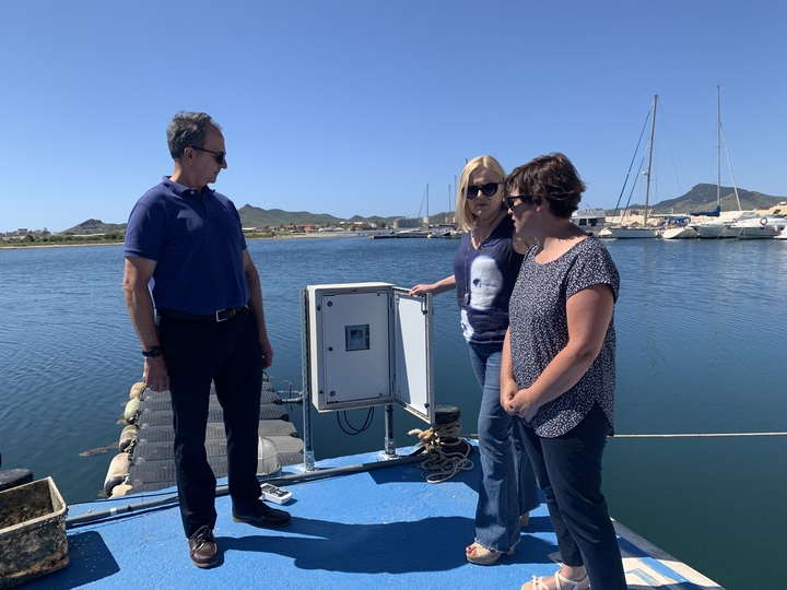 El portavoz del Comité Científico, Emilio María Dolores, durante la experimentación para aportar oxígeno a lugares afectados por la anoxia