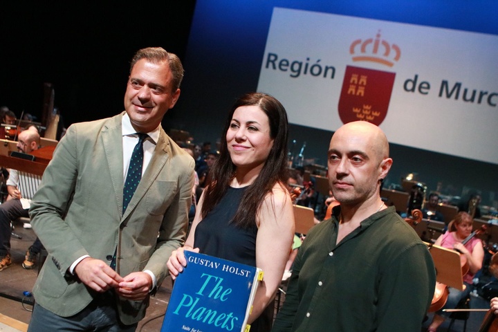 El consejero de Presidencia, Turismo, Cultura y Deportes, Marcos Ortuño, junto a  la directora de la Orquesta Sinfónica de la Región de Murcia y la ORquesta de Jóvenes de la Región de Murcia, Virginia Martínez, el escenógrafo Paco Azorín