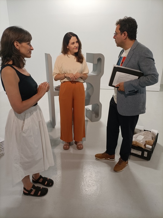 La comisaria de la exposición, Marta Ramos-Yzquierdo, la artista Amanda Moreno, y el director del ICA, Manuel Cebrián, en la vista al montaje de la exposición `Agua que no moja a quien la toca´ en el Centro Párraga.