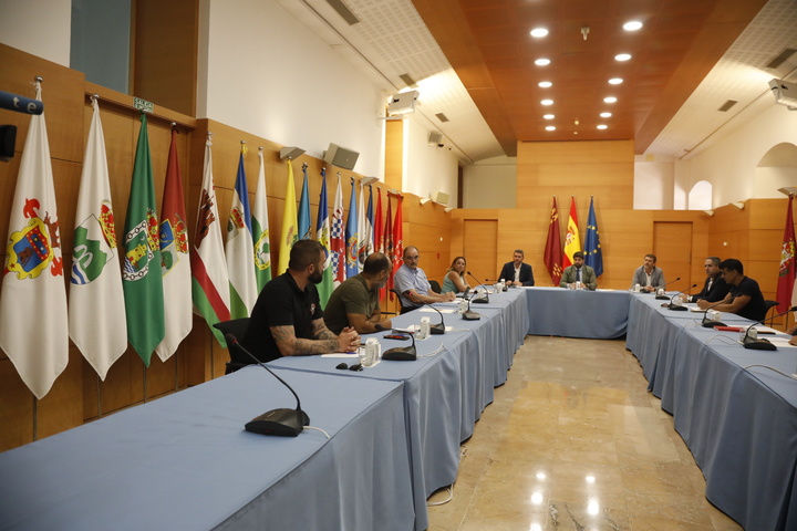 López Miras mantiene un encuentro con los representantes sindicales de los bomberos del Consorcio de Extinción de Incendios y Salvamento de la Región de Murcia (1)