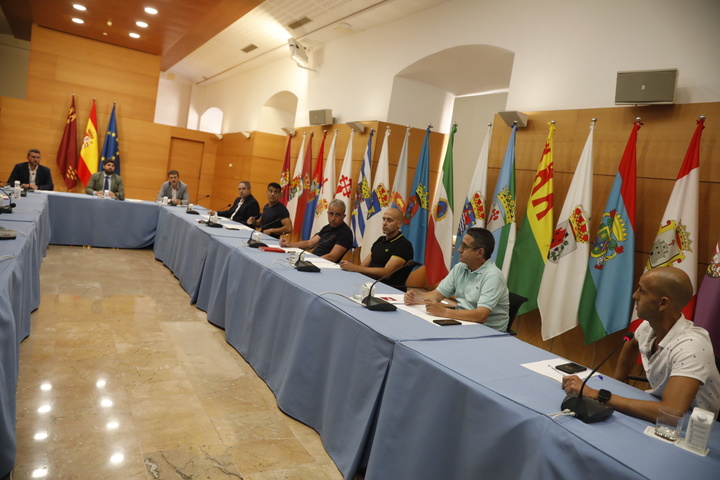 López Miras mantiene un encuentro con los representantes sindicales de los bomberos del Consorcio de Extinción de Incendios y Salvamento de la Región de Murcia (2)