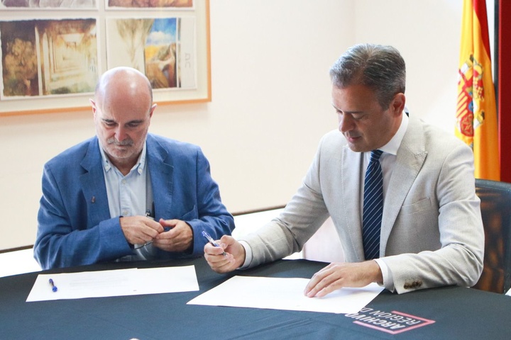 El consejero de Presidencia, Turismo, Cultura y Deportes, Marcos Ortuño, y Fernando de la Cierva, nieto del inventor, firman el acuerdo de cesión...