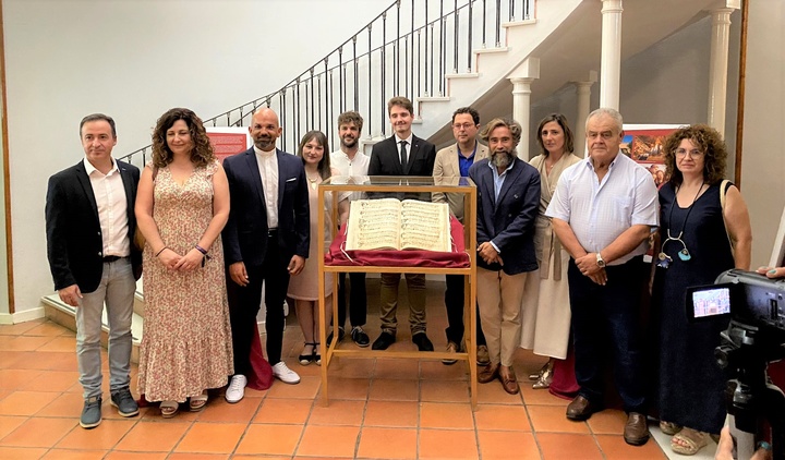 El director general del ICA, Instituto de las Industrias Culturales, Manuel Cebrián, junto con los alcaldes de Totana, Pedro José Sánchez, de Aledo, Francisco Javier Andreo y de Librilla, Tomás Baño, además del Coordinador de Cultura de la UMU, Francisco Javier Caballero, el director del Museo de la Catedral de Murcia, Francisco Alegría, y el director del Festival ECOS, Jorge Losana, entre otros