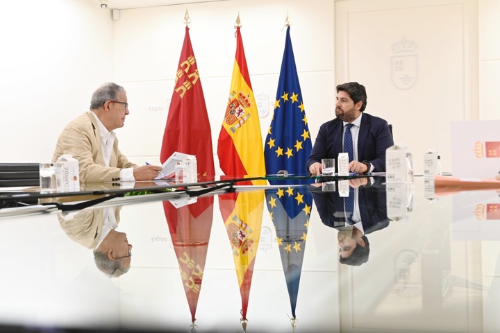 El jefe del Ejecutivo regional, Fernando López Miras, se reúne con el presidente de la Federación de Asociaciones de Familias Numerosas de la Región de Murcia (FANUMUR), Gonzalo Sánchez.