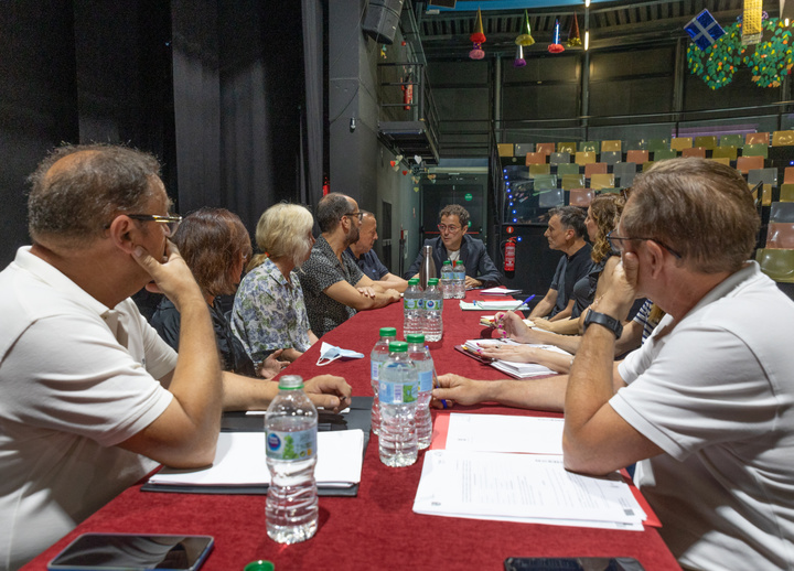 El director general del Instituto de las Industrias Culturales y las Artes, Manuel Cebrián, en una reunión reciente con algunos los directores de centros escénicos de la Región.