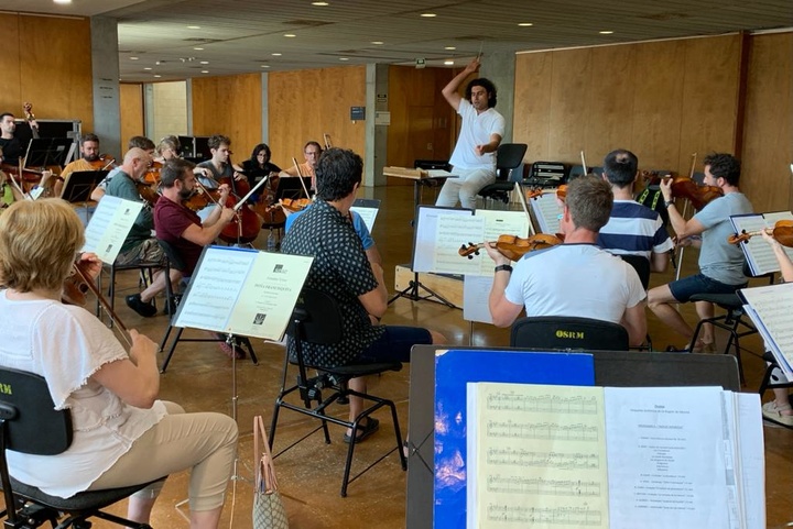 Ensayo de la Orquesta Sinfónica de la Región de Murcia, bajo la Dirección del maestro rumano Mihnea Ignat