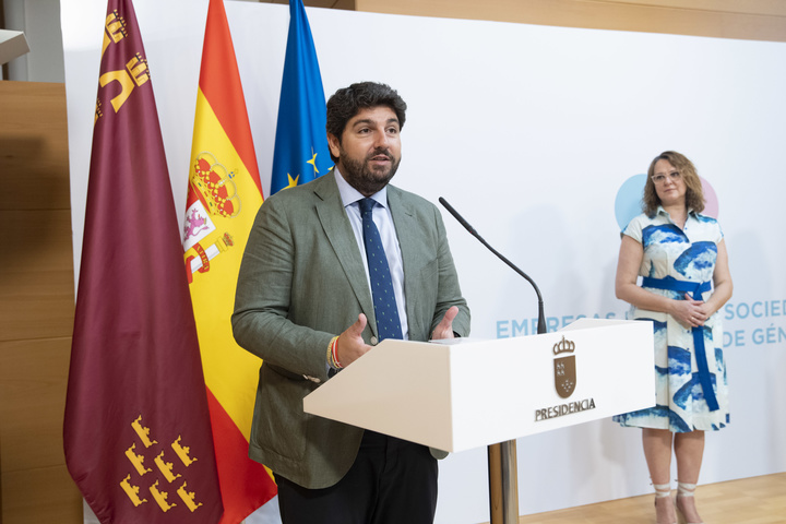 López Miras preside el acto de reconocimiento a las entidades adheridas a la tercera edición de la iniciativa 'Empresas por una sociedad libre de violencia de género' (2)