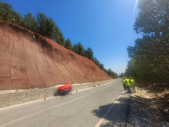 La directora general de Carreteras, María Casajús, visitó los trabajos para el refuerzo y estabilización de varios taludes en la carretera que une Moratalla con el Campo de San Juan (RM-703) (1)