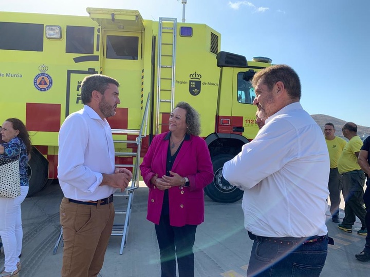 El consejero Antonio Luengo, la presidenta de la Autoridad Portuaria, Yolanda Muñoz, y el director general de Emergencias, en el acto celebrado hoy