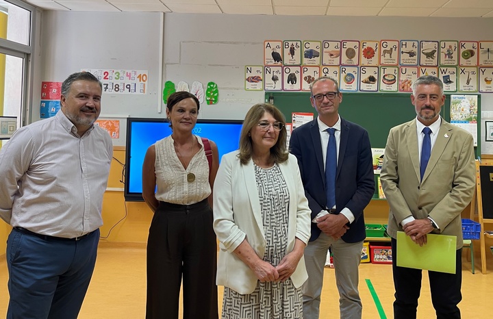 La consejera Campuzano, acompañada de su equipo directivo, en el Centro de Educación Infantil y Primaria Carolina Codorníu, donde ha detallado las novedades del curso escolar