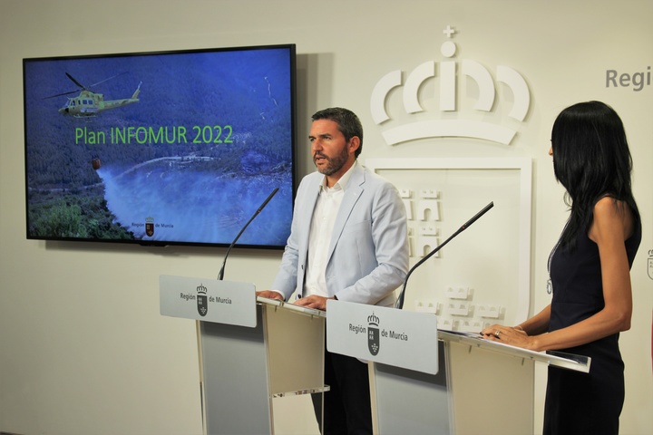 El consejero Luengo, junto a la portavoz del Gobierno, Valle Miguélez, en la rueda de prensa posterior a la reunión del Consejo de Gobierno
