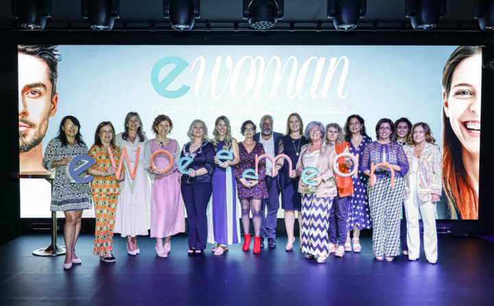 Isabel Franco entrega el Premio 'eWoman Igualdad' a Juana Pérez, presidenta de Thader Consumo