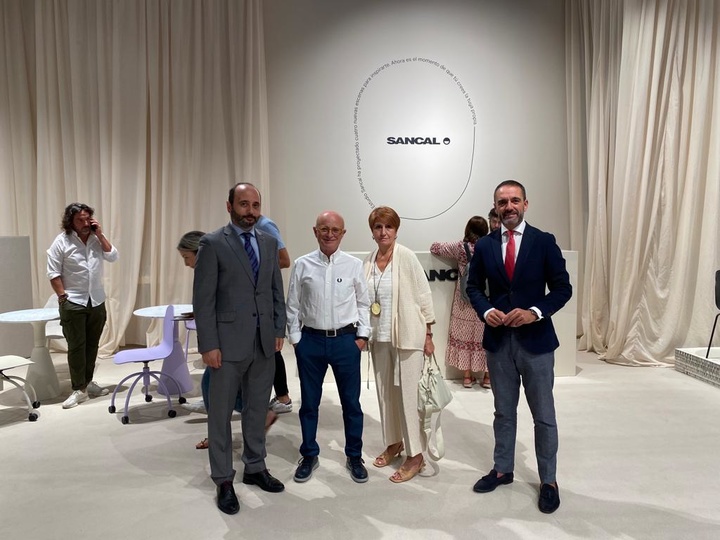 El director del Instituto de Fomento, Joaquín Gómez, con expositores de la Región en la Feria Internacional del Mueble e Iluminación de Valencia