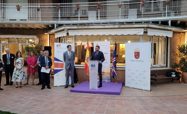 El consejero Antonio Luengo, durante su intervención en el evento promocional celebrado en la residencia del embajador del Reino Unido en España
