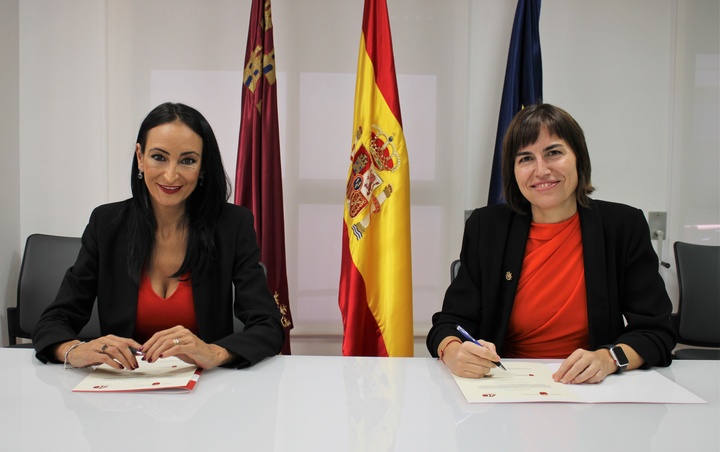 La consejera de Empresa, Empleo, Universidades y Portavocía, Valle Miguélez, firmó un convenio de colaboración con la decana del Colegio de Notarios de Murcia, Carmen Rodríguez, para facilitar la realización de trámites telemáticos ante el Registro de Cooperativas y Sociedades Laborales.