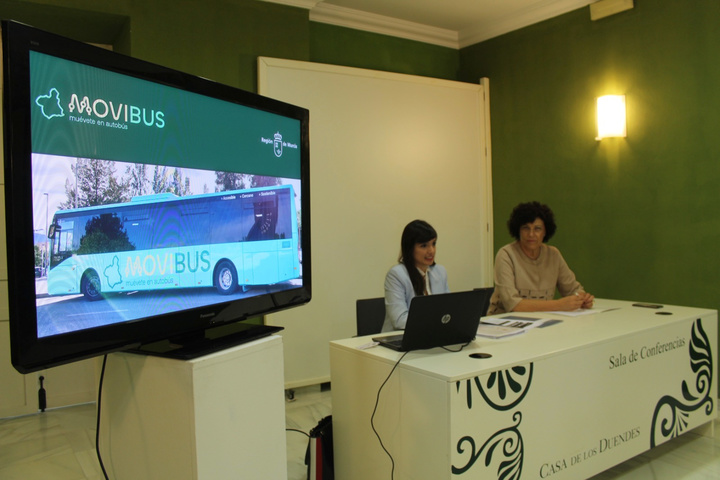 La directora general de Movilidad y Litoral, Marina Munuera, acompañada por la alcaldesa de Puerto Lumbreras, María Ángeles Túnez, durante la presentación de los nuevos servicios de Movibus para los municipios del Guadalentín