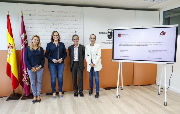 En la imagen, de izquierda a derecha, la coordinadora y responsable de Acofamt en Murcia, Beatriz Granados; la consejera Isabel Franco; el gerente de Acofamt, Toni Gélida, y la directora general de Familias y Protección de Menores, Silvia Muñoz.