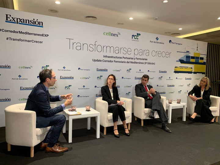 El consejero de Fomento e Infraestructuras, José Ramón Díez de Revenga, su homóloga andaluza, Marifran Carazo, la directora de obras públicas valenciana, Roser Obrer, durante la mesa redonda organizada por Expansión moderada por el periodista Artur Zanón