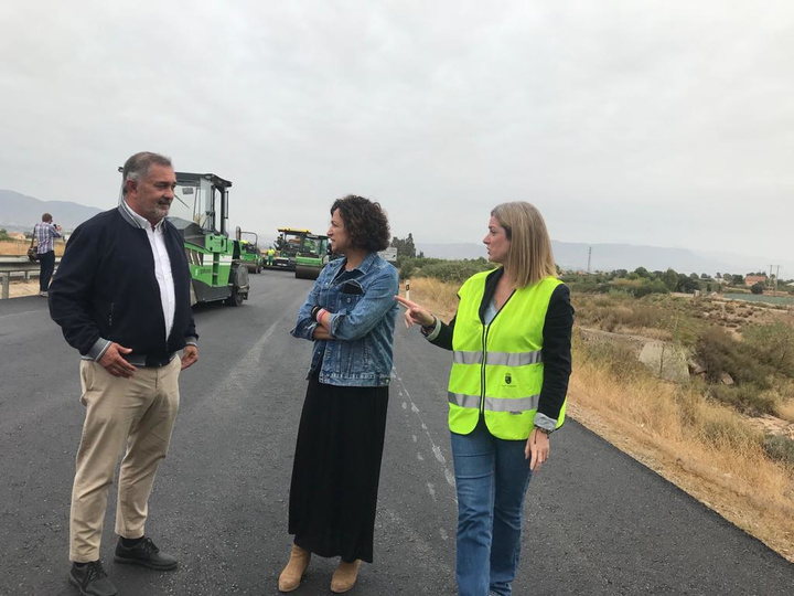 La directora general de Carreteras, María Casajús, (1i) acompañada por concejales del Ayuntamiento de Lorca, durante la visita a las obras de la vía rápida Lorca-Águilas