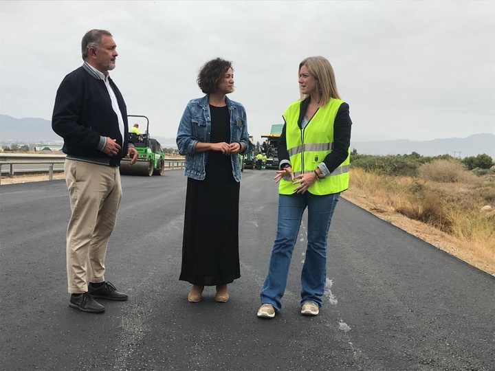 La directora general de Carreteras, María Casajús, (1i) acompañada por concejales del Ayuntamiento de Lorca, durante la visita a las obras de la vía rápida Lorca-Águilas (1)