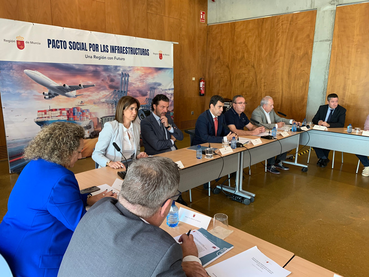 El consejero de Fomento e Infraestructuras, José Ramón Díez de Revenga, durante la reunión de constitución del Plenario del Pacto por las Infraestructuras de la Región de Murcia