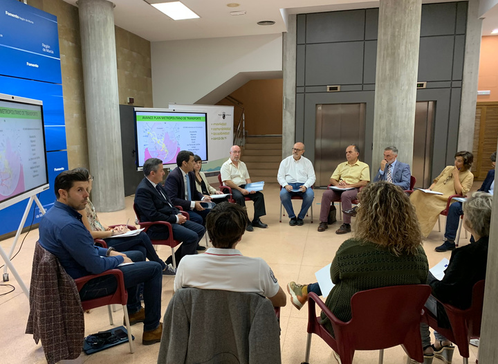 El consejero de Fomento e Infraestructuras, José Ramón Díez de Revenga, expone el avance del Plan Metropolitano a los miembros de la Mesa del Transporte (1)