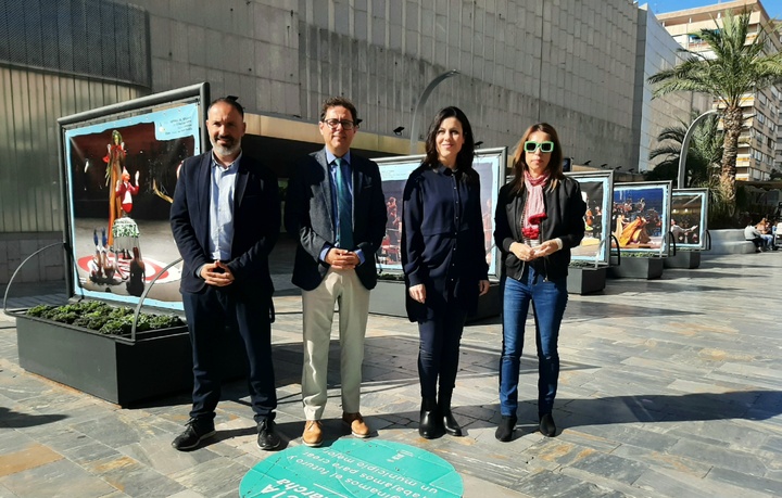 El director administrativo de la OSRM, Carlos Blázquez, el director general del Instituto de las Industrias Culturales y las Artes (ICA), Manuel Cebrián, la directora de la OSRM, Virginia Martínez, y la coordinadora del Área de Artes Plásticas del Ayuntamiento de Murcia, Mamen Navarrete, en la visita a la exposición.