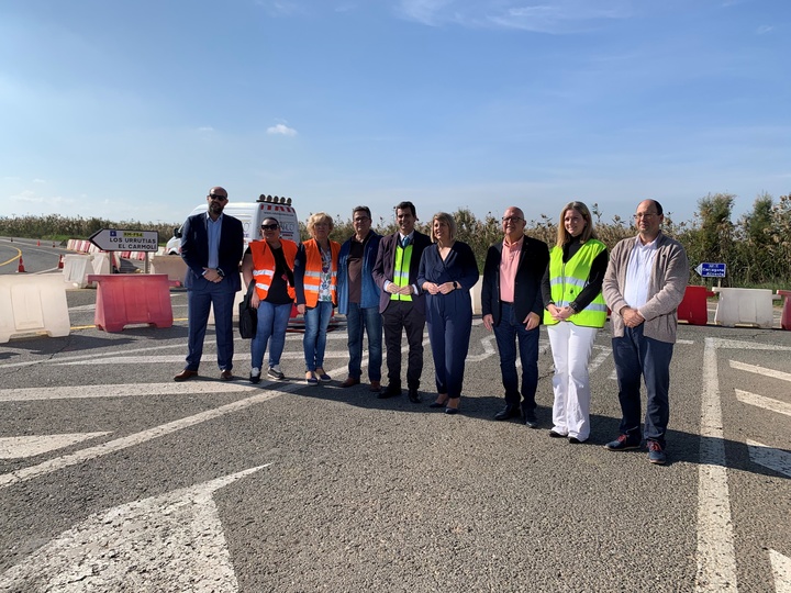El consejero José Ramón Díez de Revenga, la alcaldesa Noelia Arroyo, junto con los representantes vecinales, en la presentación de las obras de la nueva rotonda acceso a las poblaciones de El Carmolí y Los Urrutias, en Cartagena (1)