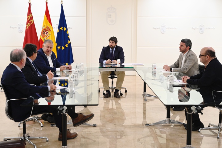 López Miras se reúne con el presidente del Sindicato Central de Regantes del Acueducto Tajo-Segura, Lucas Jiménez; y con Antonio Fanlo y Luis Garrote, catedráticos de Derecho y de Ingeniería Civil, respectivamente, para definir la respuesta de la Región de Murcia ante el posible incremento de caudales ecológicos del Tajo (2)