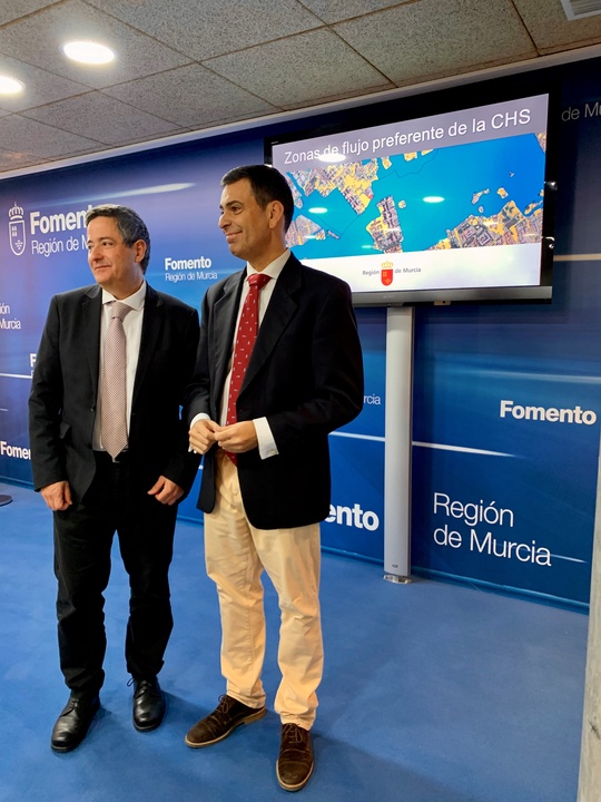 El consejero de Fomento e Infraestructuras, Jos&eacute; Ram&oacute;n D&iacute;ez de Revenga, y el secretario general de la Consejer&iacute;a, Enrique Ujald&oacute;n, durante la rueda de prensa sobre los Mapas de Flujo Preferente elaborados por la CHS