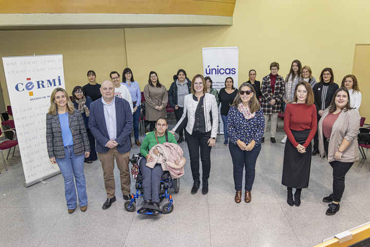 La consejera Isabel Franco junto al presidente de Cermi (izda), Pedro Martínez, y la secretaria de Cermi-Mujer, Teresa Lajarín (dcha) en la presentación de los resultados del proyecto 'Únicas'.