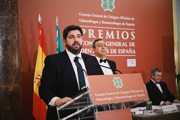 El presidente de la Región de Murcia, Fernando López Miras, recogió anoche el 'Premio Juan José Suárez Gimeno al Fomento de la Salud Oral'