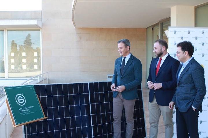 El consejero de Presidencia, Turismo, Cultura y Deportes, Marcos Ortuño, junto con los directores de Competitividad y Calidad Turística, y del Instituto de las Industrias Culturales y de las Artes, Carlos Peñafiel y Manuel Cebrián, respectivamente, en el Auditorio de Murcia, el primer centro de congresos acreditado con la 'S de sostenibilidad Turística'.