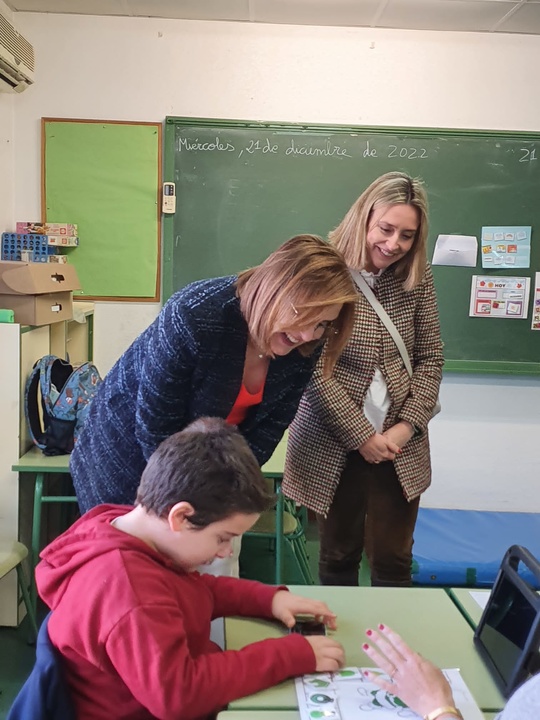 Isabel Franco visita la escuela de Navidad del centro de atención temprana e infanto juvenil Dabadá