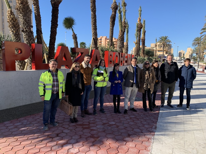 El consejero de Fomento e Infraestructuras, José Ramón Díez de Revenga, durante la visita a las obras de renovación de la Plaza Bohemia de La Manga, enmarcada en la estrategia `La Manga 356´ (1)