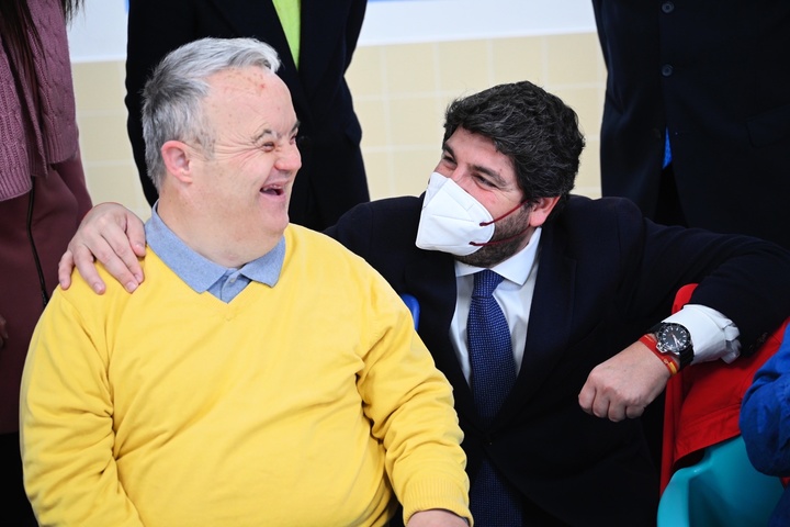 López Miras, durante su visita al nuevo centro residencial de Aidemar para grandes dependientes con discapacidad intelectual (2)