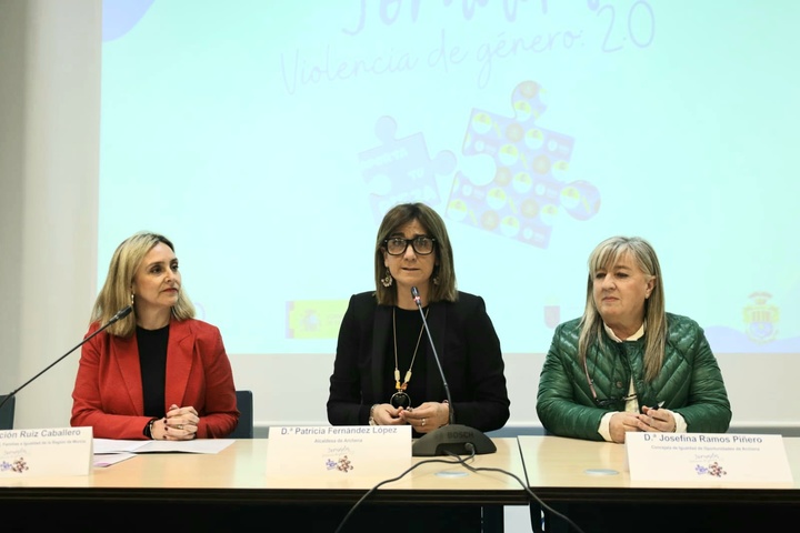 Conchita Ruiz Caballero, junto a la alcaldesa de Archena, Patricia Fernández, durante la inauguración hoy de la jornada 'Violencia de género 2.0' (2)