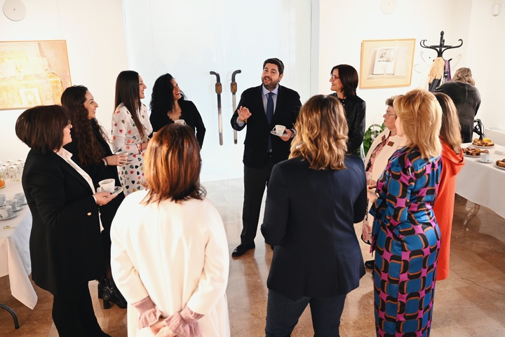 López Miras mantiene un encuentro en el Palacio de San Esteban con doce mujeres de diversos ámbitos sociales, con motivo del Día Internacional de la Mujer (2)