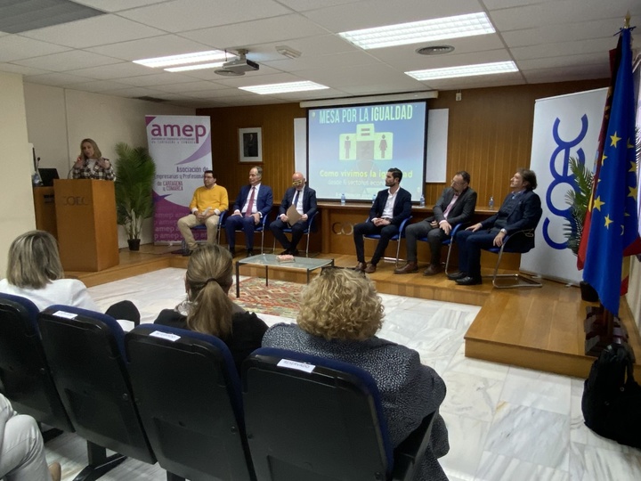 La consejera Conchita Ruiz inaugura la mesa redonda sobe igualdad de COEC y AMEP
