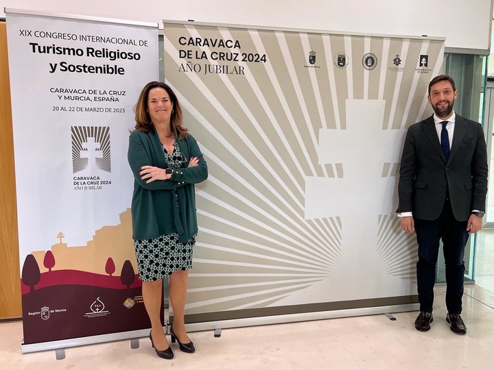 El director general del Itrem, Juan Francisco Martínez, y Pilar Valdés, responsable de Turismo Religioso de la Oficina de Promoción del Itrem, tras la presentación del congreso.