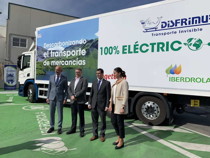 El consejero de Fomento e Infraestructuras, José Ramón Díez de Revenga, el director general de Disfrimur, Juan Sánchez, y la directora Global de Smart Movility de Iberdrola, Raquel Blanco, y el concejal del Ayuntamiento de Murcia, Andrés Guerrero, durante la inauguración de la primera electrolinera de uso público de España