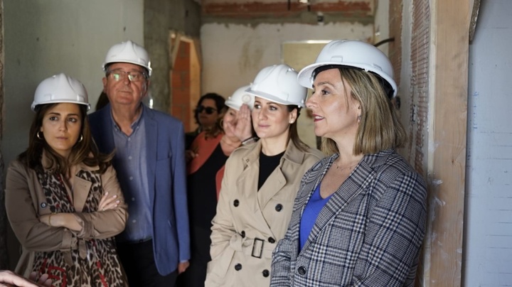 La consejera Conchita Ruiz Caballero visita en San Javier las obras de las viviendas tuteladas de la Asociación Aidemar