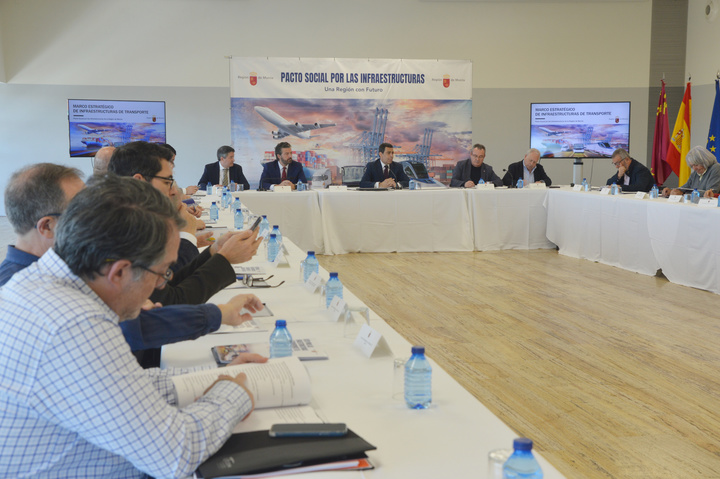 El consejero de Fomento e Infraestructuras, José Ramón Díez de Revenga, durante la reunión del plenario del Pacto Social por las Infraestructuras de la Región de Murcia (4 de 4)